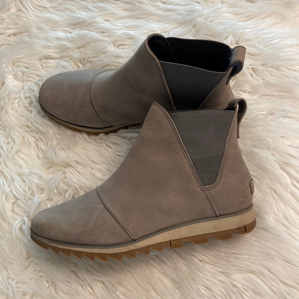 SOREL Boots size 8.5  color gray/silver excellent condition see all photos